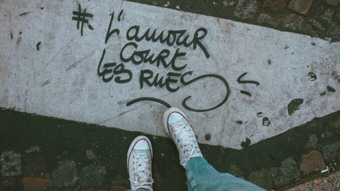L'Amour Court les Rues Paris grafitti street art